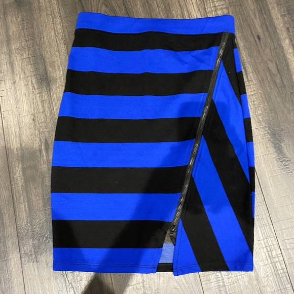 Small Guess Skirt - Picture 2 of 6